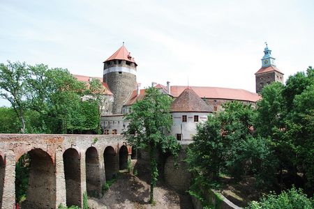 Burg von außen, Brücke aus Stein